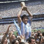 Maradona levantando la Copa del Mundo en México 86. Foto de Carlo Fumagalli.