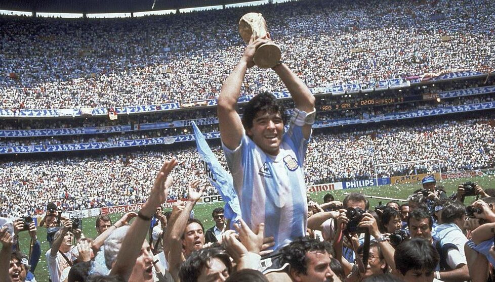 Maradona levantando la Copa del Mundo en México 86. Foto de Carlo Fumagalli.