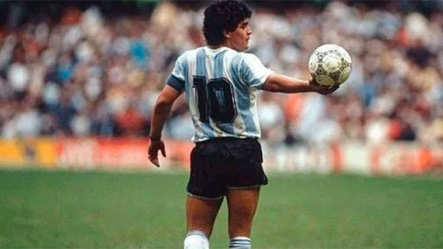 Maradona. Foto extraída de https://superdeportivo.elonce.com/notas/el-fuerte-mensaje-de-diego-armando-maradona-quotla-10-va-a-ser-siempre-mnaquot.htm