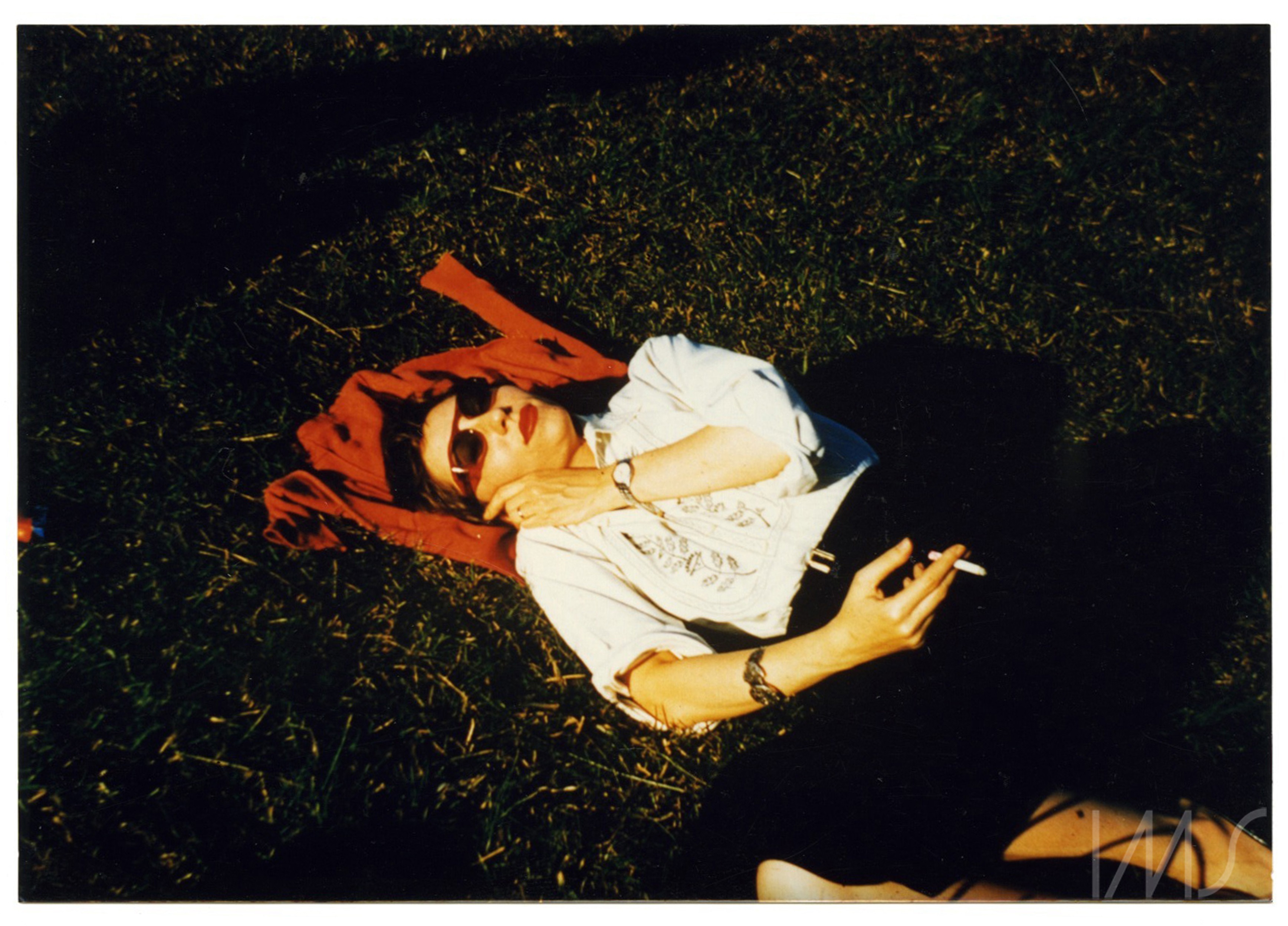 Clarice descansando. Fotografía del Archivo Clarice Lispector en el Instituto Moreira Salles.