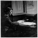 Clarice escribiendo. Fotografía del Archivo Clarice Lispector en el Instituto Moreira Salles.