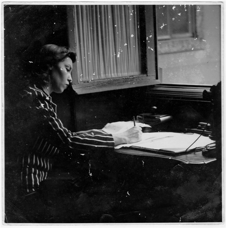 Clarice escribiendo. Fotografía del Archivo Clarice Lispector en el Instituto Moreira Salles.