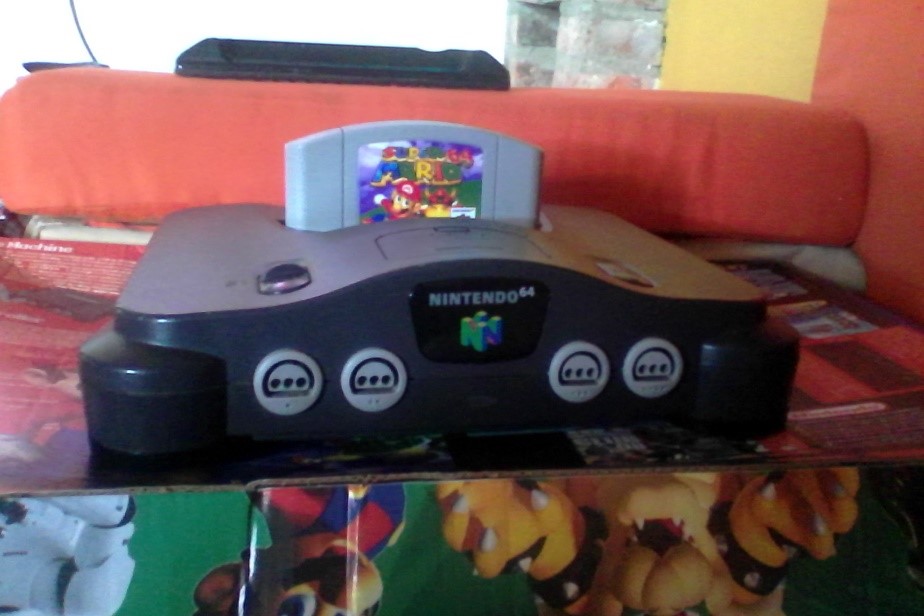 Consola Nintendo 64 con cartucho de Mario 64. Foto de jjrocas