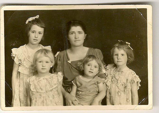 La familia antes de que las niñas fueran enviadas a Alemania. Además sale su hermano Enrique. Foto cortesía de Verónica Ortiz Lawrenz.