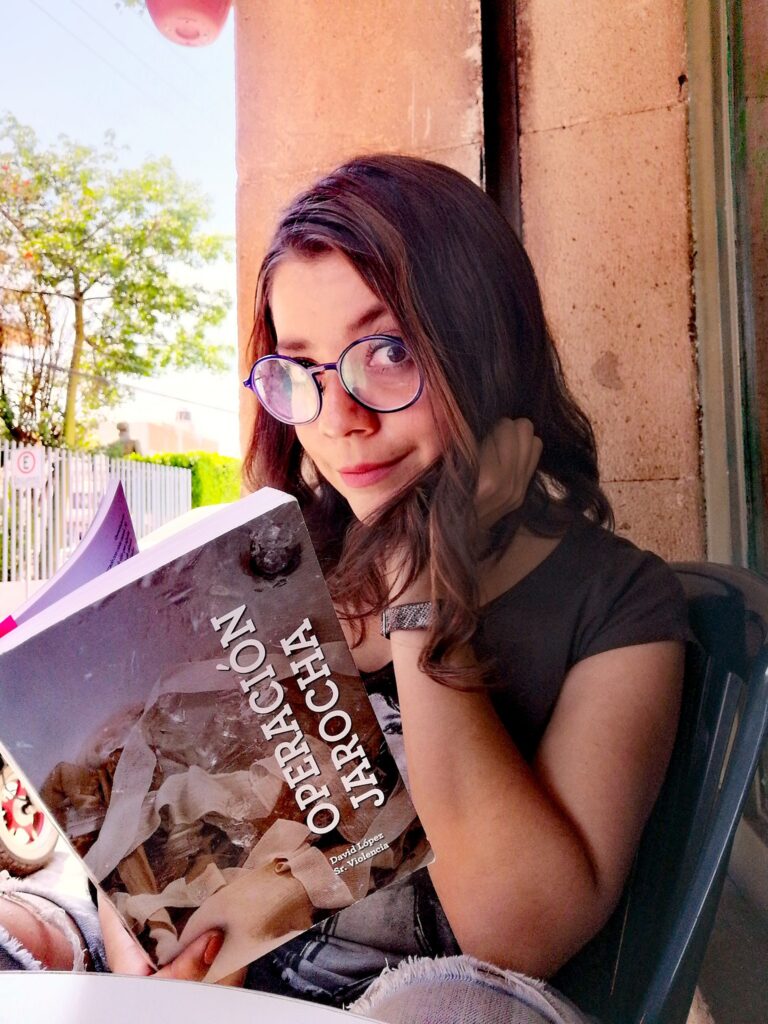 Teresa Cervantes en la lectura de Operación Jarocha de David López. Foto cortesía de la autora.