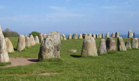 Ales stenar bred. Zona arqueológica de Suecia. Foto extraída de: https://commons.wikimedia.org/wiki/File:Ales_stenar_bred.jpg