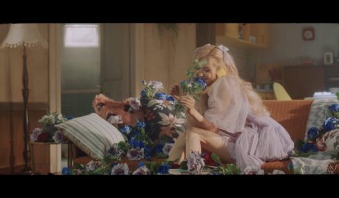Fotograma del video musical Gone, de Rosé