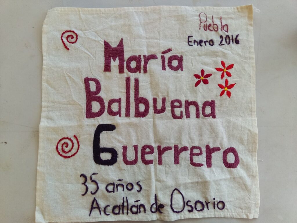 Pañuelos para las víctimas de feminicidio. Foto cortesía de Rosa Borras.