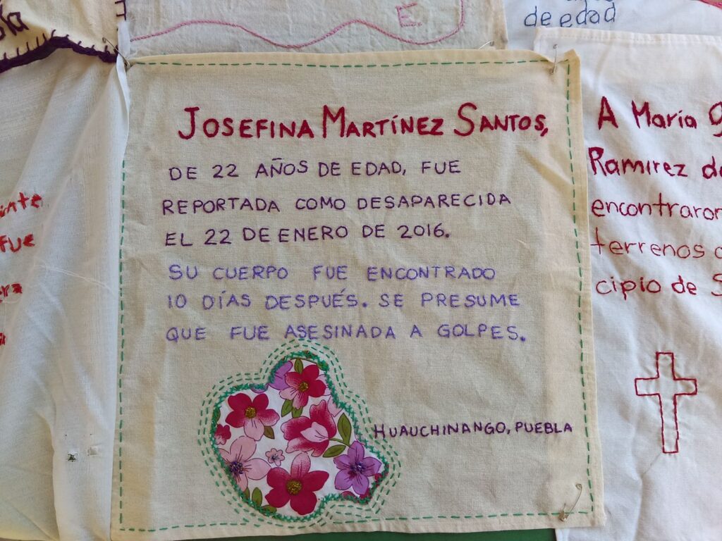 Pañuelos para las víctimas de feminicidio. Foto cortesía de Rosa Borras.
