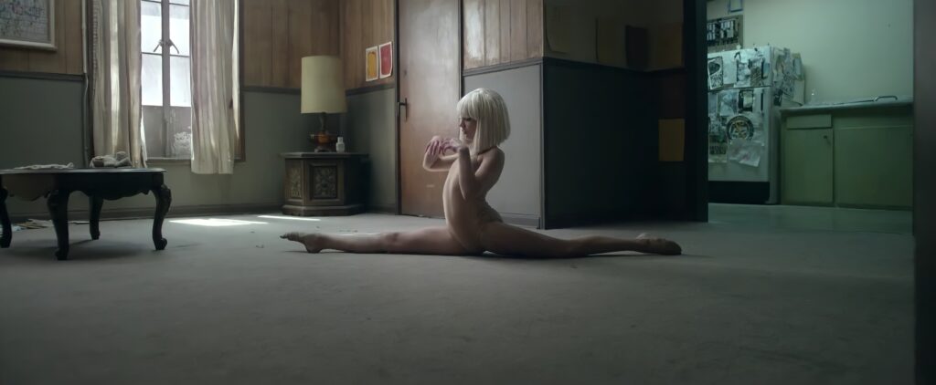 Fotograma del videoclip Chandelier.