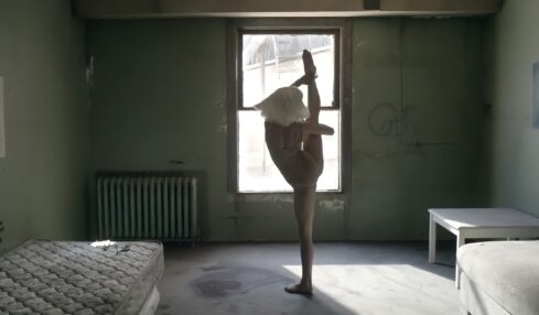 Fotograma del videoclip Chandelier.