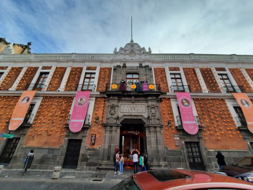 Fachada adornada del Palacio de Justicia. Foto de Luis J. L. Chigo. (2)