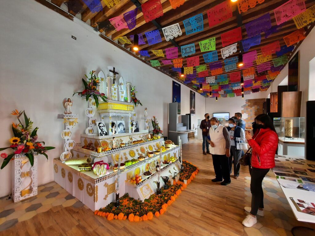 Ofrenda del Módulo de Información Turística del Estado de Puebla. Foto de Luis J. L. Chigo.