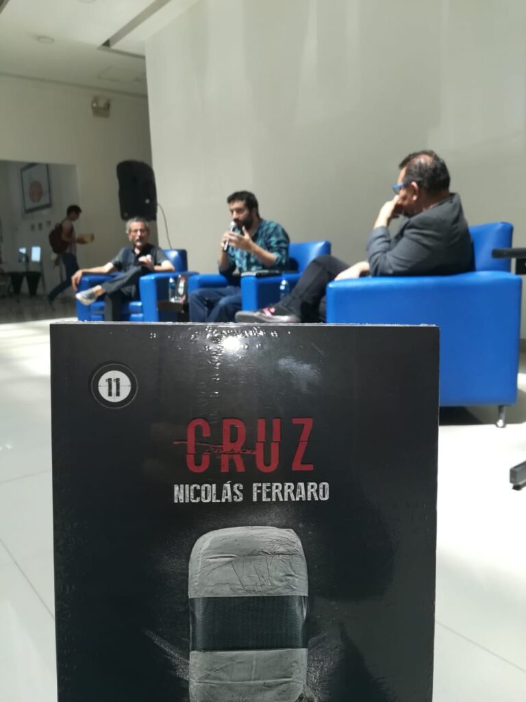Nicolás Ferraro presentando "Cruz" en Biblioteca Central BUAP.
