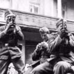 Los soldados nazis filman un pogromo. Leópolis o Lviv (Ucrania), junio o julio de 1941. Foto de dominio público.