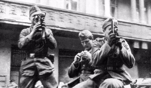 Los soldados nazis filman un pogromo. Leópolis o Lviv (Ucrania), junio o julio de 1941. Foto de dominio público.