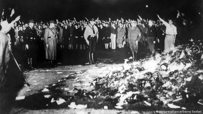 Quema de libros durante régimen nazi. Foto extraída de: https://www.dw.com/es/10-de-mayo-1933-quema-de-libros-por-los-nazis/a-16805510