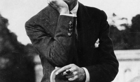 César Vallejo. Foto obtenida de https://es.wikipedia.org/wiki/C%C3%A9sar_Vallejo#/media/Archivo:Cesar_vallejo_1929.jpg