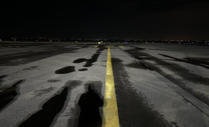 Línea amarilla en la noche. Foto de Óscar Alarcón