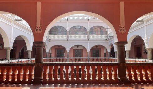 Vista de los pasillos de la prepa Zapata. Foto de Óscar Alarcón