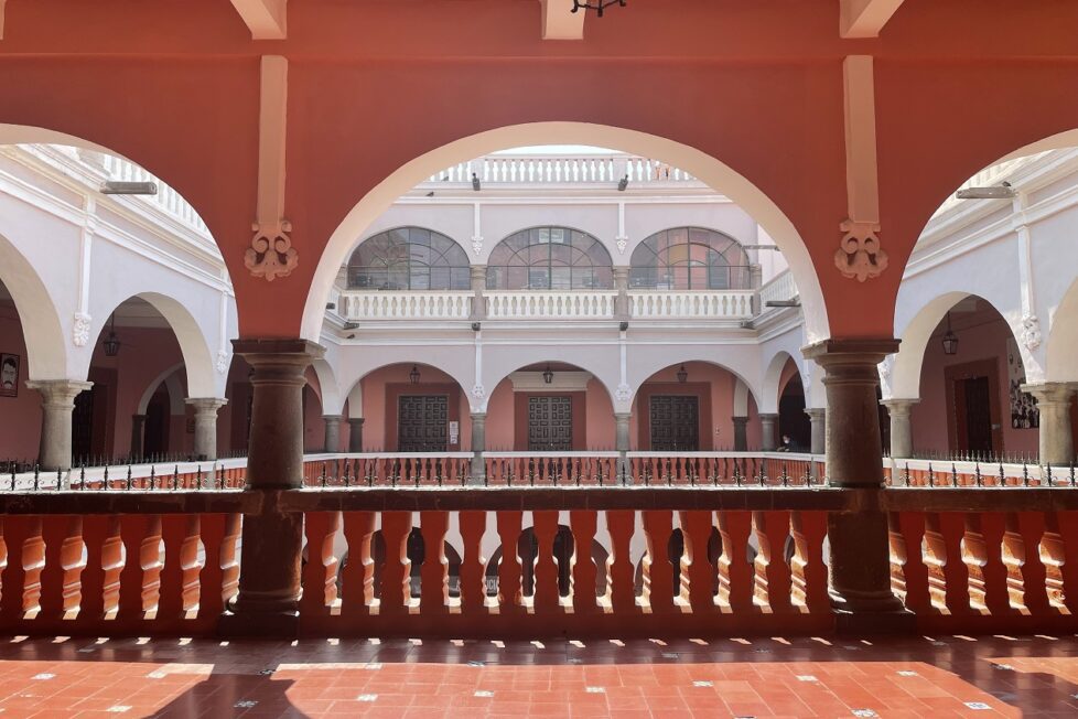 Vista de los pasillos de la prepa Zapata. Foto de Óscar Alarcón