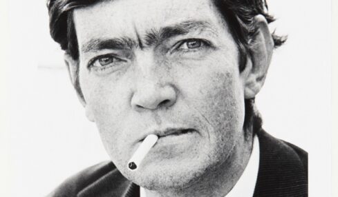 Julio Cortázar. Fotografía de Sara Facio. Imagen retocada