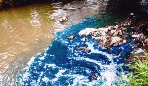 Río Atoyac contaminado por descargas de industrias de mezclilla. Foto de UNAM Global