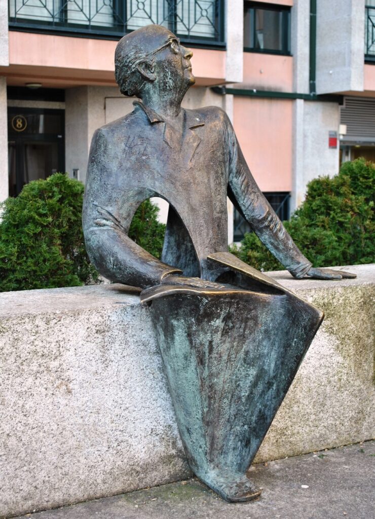 Estatua de José Saramago en Conxunto de Buciños en Bouzas
