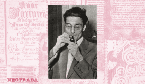 Cesare Pavese fumando pipa