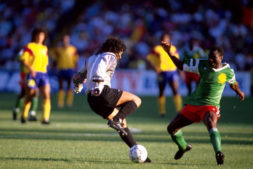El momento en el que Roger Milla de Camerún le roba la pelota a René Higuita. Imagen tomada de Jot Down