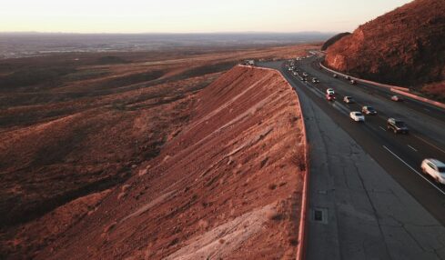 Trans Moutain Road El Paso. Fotografía de Aiden Frazier a través de Unsplash