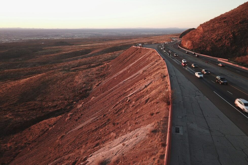 Trans Moutain Road El Paso. Fotografía de Aiden Frazier a través de Unsplash