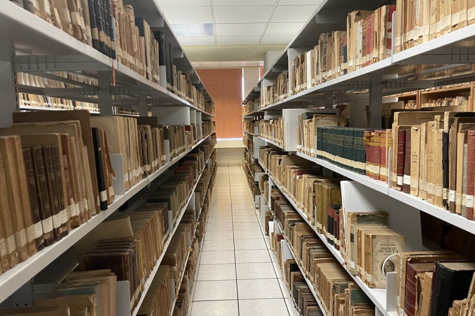Libreros de la Biblioteca Alfonsina de la UANL. Foto de Óscar Alarcón