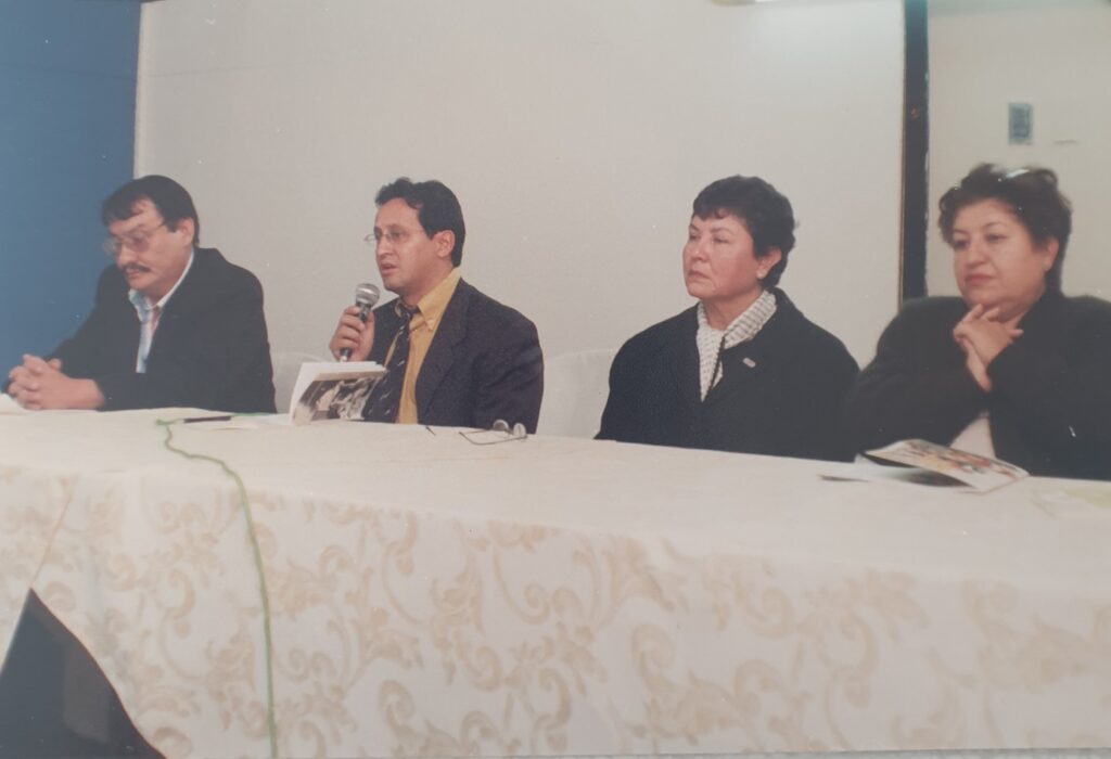 En la mesa de presentación del poemario de Javier Claure. Foto por cortesía del autor