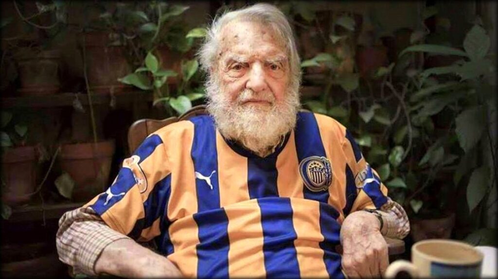 Osvaldo Bayer con la camiseta de Rosario Central