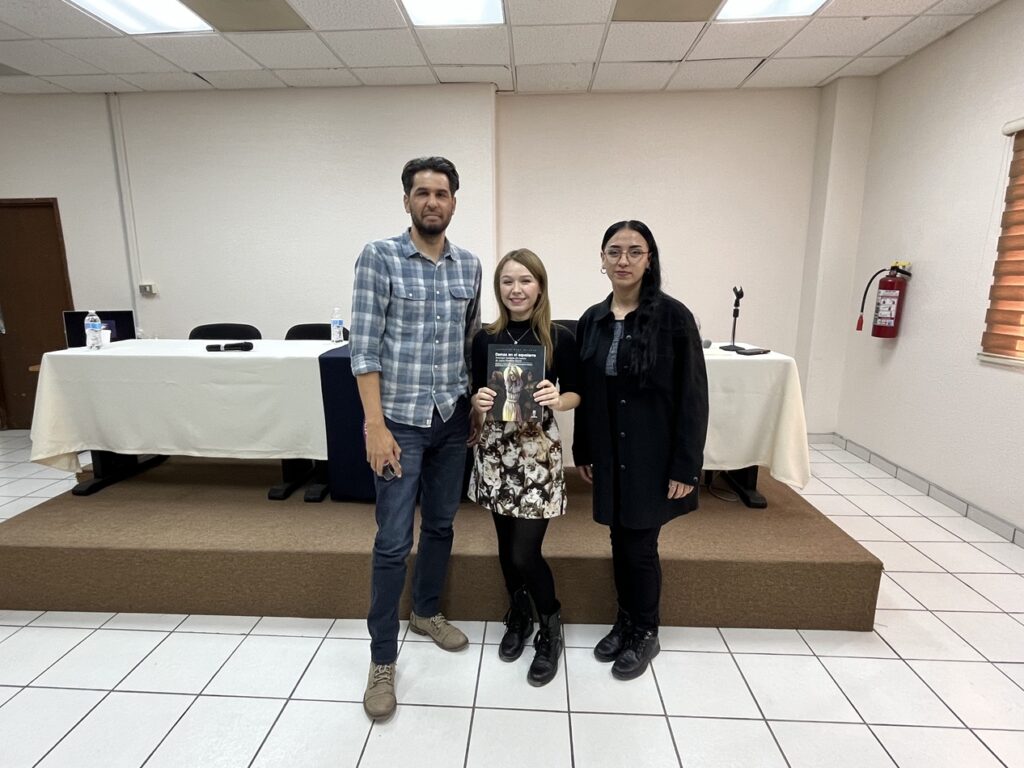 Durante la presentación de Damas en Aquelarre. Foto de Óscar Alarcón