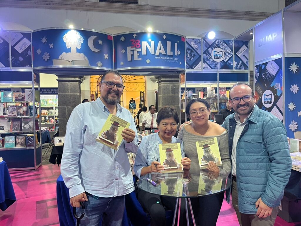 Al término de la presentación con los asistentes. Foto cortesía