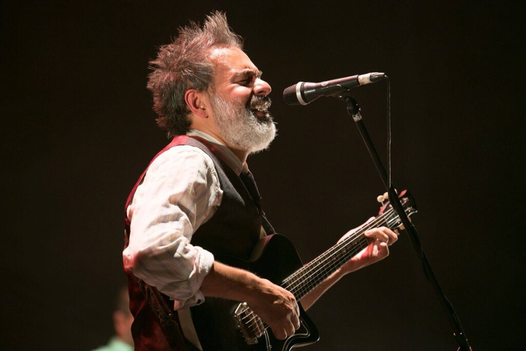 Iván con Guitarra en el Teatro de la Ciudad Esperanza Iris. Foto cortesía de Mario Bravo