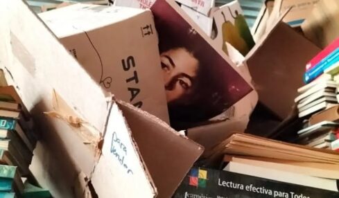 La oprimida y la primera biblioteca que compré. Fotografía de Sergio Núñez