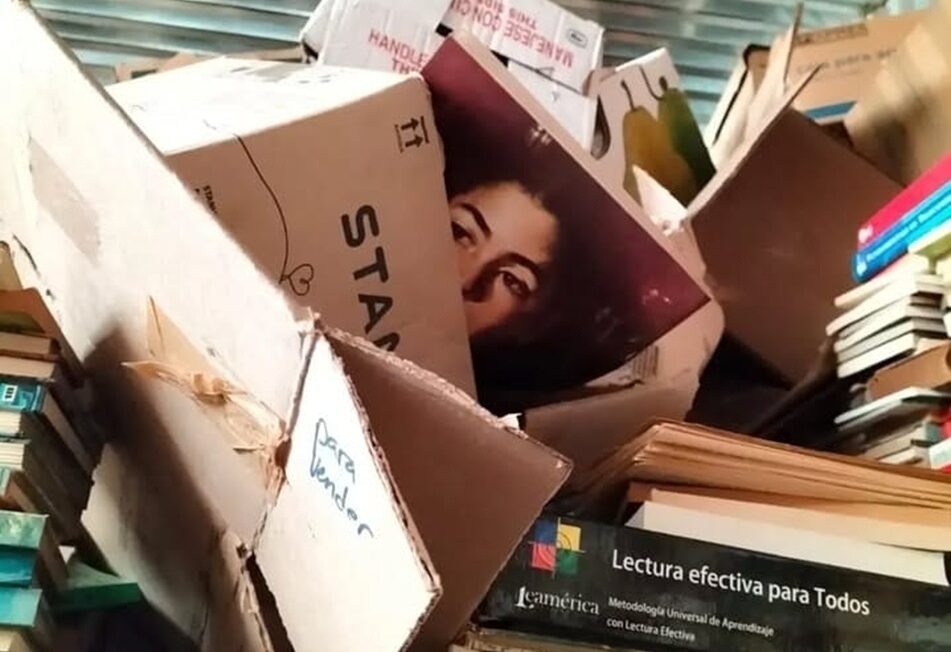 La oprimida y la primera biblioteca que compré. Fotografía de Sergio Núñez