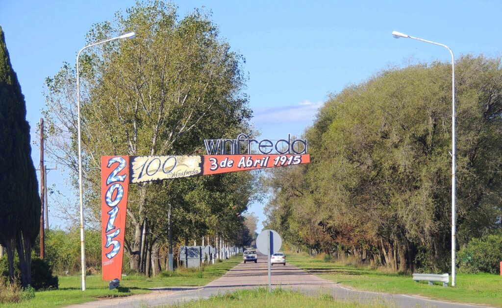 Winifreda entrada al pueblo