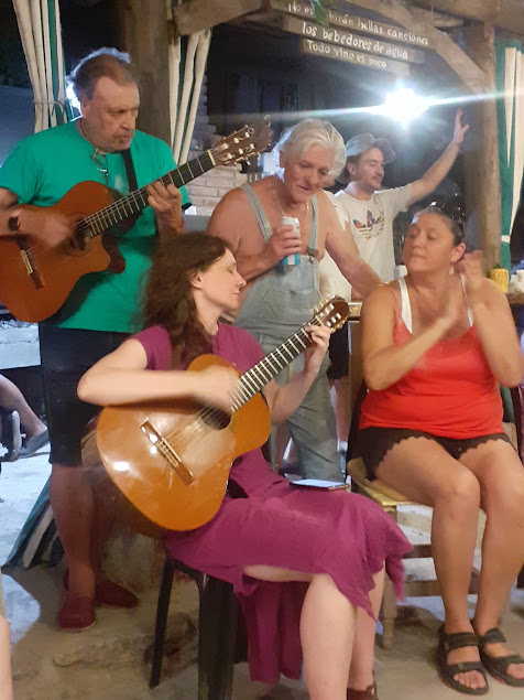 Nahuel Porcel de Peralta con su guitarra- Pancho Cabral- Sole y Lucie Delahaye con guitarra en mano
