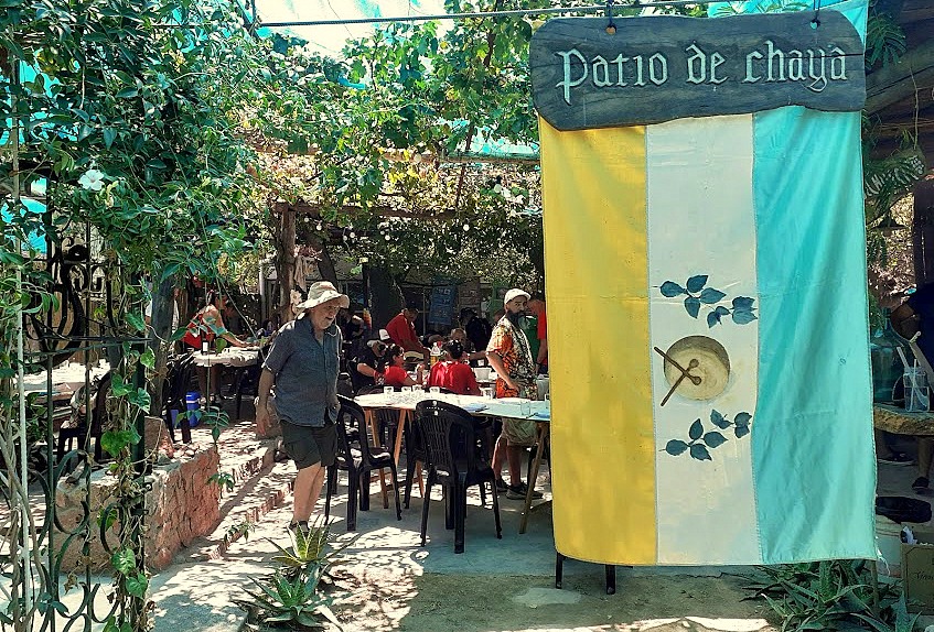 Bandera y Patio de Chaya