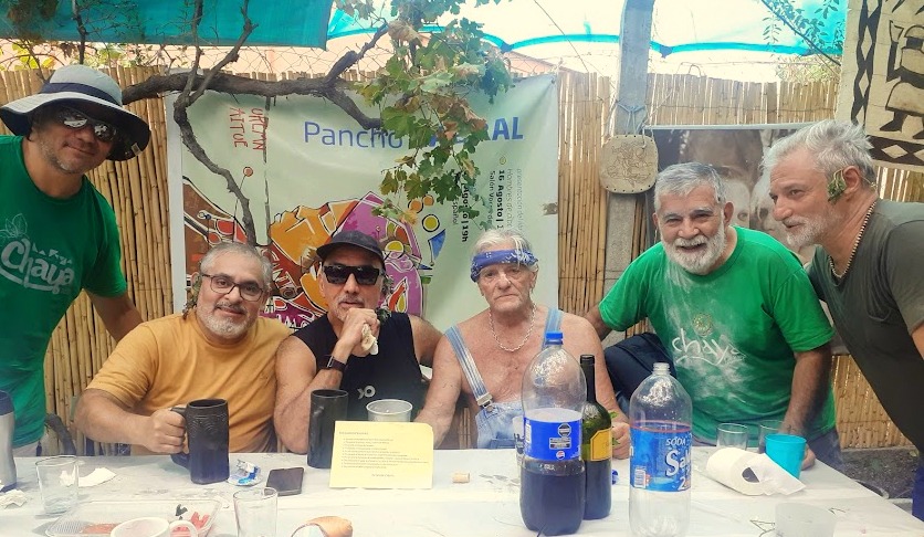 Pancho Cabral con amigos en Patio de Chaya