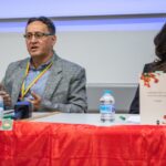 Javier Claure en la presentación de la antología de Literatura Boliviana. Fotografía por cortesía de Javier Claure