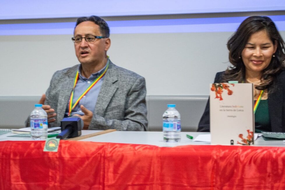 Javier Claure en la presentación de la antología de Literatura Boliviana. Fotografía por cortesía de Javier Claure