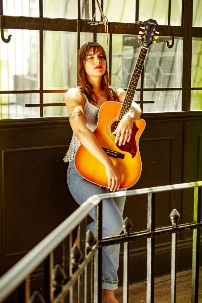 La artista nacida en Resistencia junto a su inseparable compañera