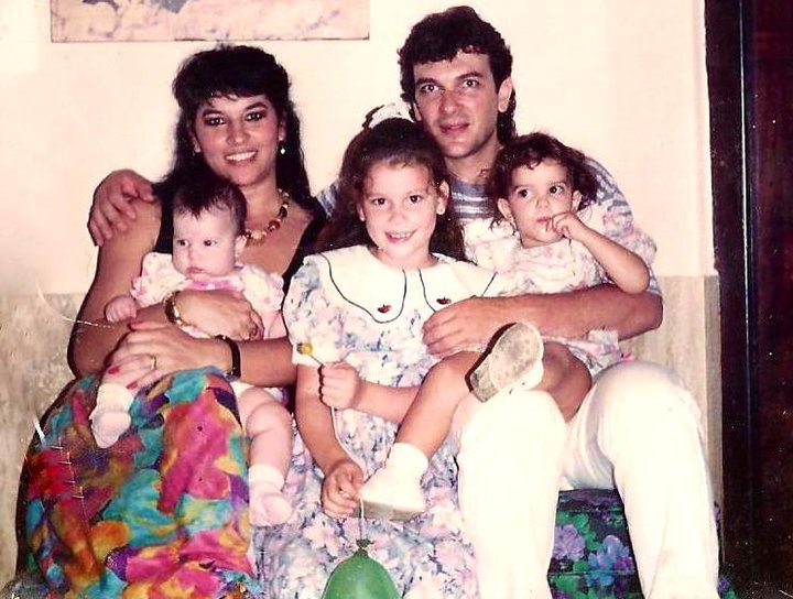 Neyen Morra, con un dedo en sus labios, junto a sus dos hermanas, y Mirtha y Sergio, padres de la cantante