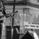 Recital de Neyen Morra en Rosario, cantando a favor del movimiento de las Madres de Plaza de Mayo. Fotografía por cortesía de la cantante