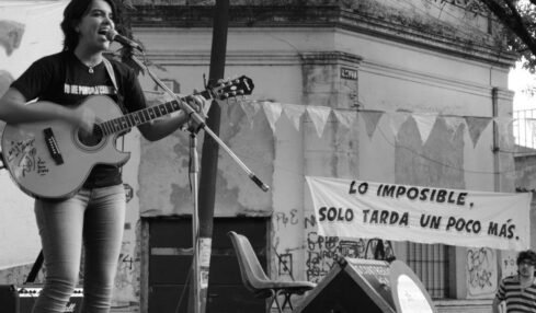 Recital de Neyen Morra en Rosario, cantando a favor del movimiento de las Madres de Plaza de Mayo. Fotografía por cortesía de la cantante